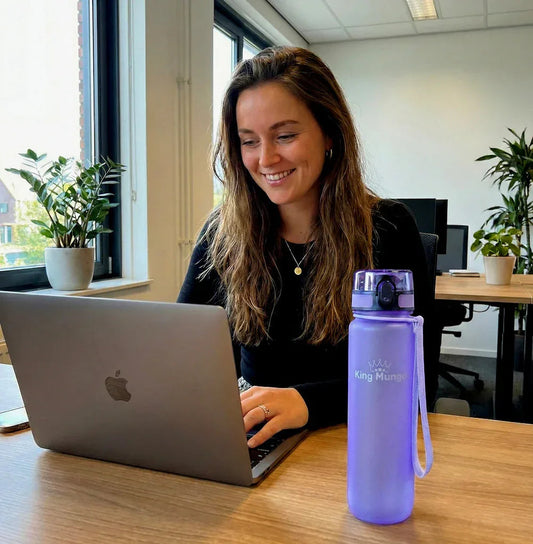 drinkfles op kantoor bij vrouw met laptop, beter presteren op werk door water te drinken met King Mungo 1 liter drinkfles