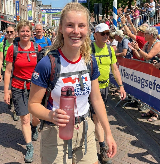De Vierdaagse inpak-stress: Waarom ik toch voor die grote fles ga (ook al weegt hij meer) - King Mungo