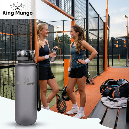 lekvrije-padel-bidon-van-king-mungo-met-padel-tas-op-de-achtergrond
