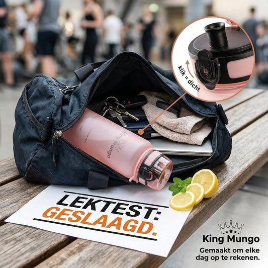 Matte roze 1 liter King Mungo waterfles in een donkerblauwe sporttas met een handdoek, sleutels en een laptop.