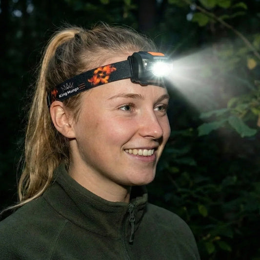 Personeel dat een KM_HL003 hoofdlamp gebruikt tijdens het handsfree werken op een project.