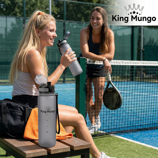 Vrouw drinkt water uit King Mungo drinkfles 1 liter op kantoor dagelijkse vochtbehoefte bijhouden