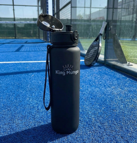 Padel en de dorst naar meer: Waarom een kleine bidon niet genoeg is in de kooi - King Mungo